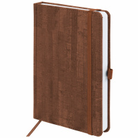 картинка Ежедневник недатированный А5 (138x213 мм) BRAUBERG "Wood", кожзам, резинка, 136 л., коричневый, 111676 в разных цветах с печатью логотипа.
